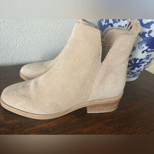 Chelsea and Violet Pristine Women’s 7 Beige Suede Leather Ankle Boots